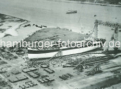 Luftaufnahme der Deutschen Werft auf Hamburg Finkenwerder - Stapellauf vom Tankmotorschiff Frank Klasen.