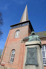 Kirchturm der Immanuelkirche in Wedel - Denkmal des Wedeler Dichter und Pastor Johann Rist.