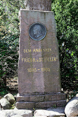 Gedenkstein mit Portrait-Medaillon von Friedrich Schiller bei der Immanuelkirche in Wedel.