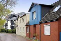 Wohnhäuser mit Holzgiebel und Klinkerfassade - Architekturbilder aus Wedel.