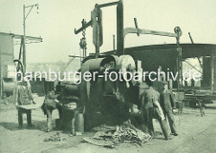 Ausstanzen von Nietlöchern auf der Schiffswerft, Maschinenfabrik Heinrich Brandenburg in Hamburg Steinwerder.
