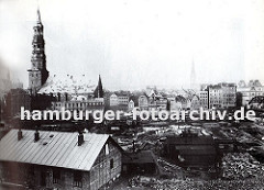 Blick über den Hamburger Kehrwieder zur Hauptkirche St. Katharinen - die historische Architektur Hamburgs, zu der auch viele Barockhäuser gehörten, ist auf den Elbinseln niedergerissen.