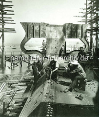 Nieterkolonne auf der Vulkanwerft im Hamburger Hafen - Bau des Passagierschiffs Imperator.