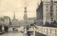 Brücken in der Hamburger Speicherstadt - rechts die Kannengiesserortbrücke mit einem eisernen Laternenmast. Dahinter der Speicherblock P - einige der Bodentüren sind geöffnet.