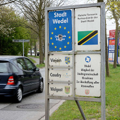 Schild Stadt Wedel - Gemeinde Europas - Mitglied der Städtegemeinschaft Hiroshima Zur Abschaffung aller Atomwaffen.