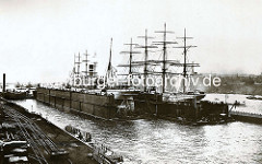 Schwimmdocks der Werft Blohm & Voss in Hamburg - Grosssegelschiffe sind eingedockt.