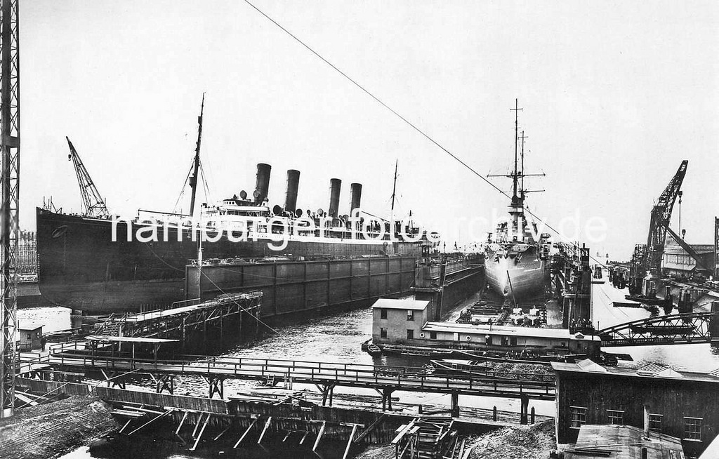 Bildarchiv Hamburg Com Foto Schwimmdocks Der Werft Blohm Voss In Hamburg Ein Passagierschiff Sowie Ein Kriegsschiff Sind Eingedockt