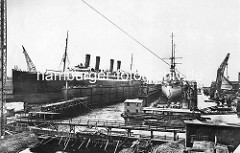 Schwimmdocks der Werft Blohm + Voss in Hamburg - ein Passagierschiff sowie ein Kriegsschiff sind eingedockt.