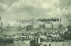 Stapellauf der Cap Arcona in Hamburg - im Hintergrund die Helgen der Werft Blohm Voss und der Schnelldampfer; Barkassen mit Schaulustigen auf der Elbe.