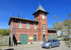 Backsteingebäude mit Schlauchturm - Freiwillige Feuerwehr Wedel, Pinneberger Strasse.