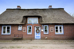 Historische Architektur - Reetdachgebäude, Wohnhaus in Wedel / Holstein.