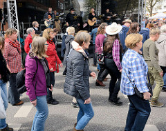 Osterstrassenfest in Hamburg Eimsbüttel - Musikgruppe und TänzerInnen.