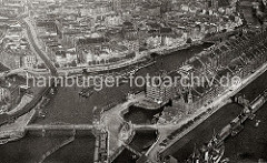 Blick auf die Hamburger Speicherstadt und den Binnenhafen; links im Vordergrund die Niederbaumbrücke.
