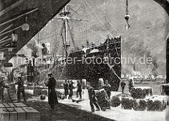 Das Frachtschiff IMPERATOR ist am Kaiserkai vertäut; Hafenarbeiter transportieren mit der Sackkarre grosse Ballen. Weitere Ballen sind im Schnee auf dem Kaiserkai gestapelt. Drei Hafenarbeiter stehen mit Hüten und Ohrenschützern im Schneefall.