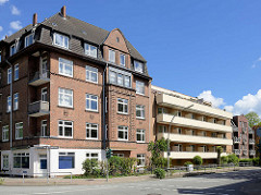 Mehrstöckiges Klinkergebäude und moderner Neubau / Balkons - Gazellenkamp Hamburg Stellingen.