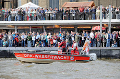 Menschenmenge auf den St. Pauli Landungsbrücken - Motorboot der DRK-Wasserwacht.