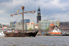Nachbau einer Hansekogge - Ubena von Bremen auf dem Hafengeburtstag Hamburg; im Hintergrund der Kirchturm der St. Michaeliskirche.