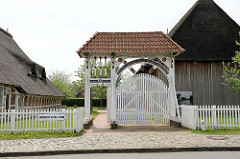 Prunkpforte in Jork, Altes Land - geschnitzter Hofeingang mit Wagendurchfahrt und Personenpforte.