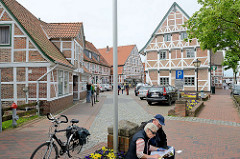 Altstadt von Jork, Altes Land - Geschäfte / Fachwerkhäuser, Touristen.