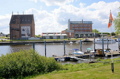 Dömitzer Hafen - im Vordergrund der Sportboothafen, am gegenüber liegenden Ufer Speichergebäude und Hotel mit Panorama Café.