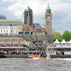 Menschenmenge auf den St. Pauli Landungsbrücken - Motorboot der DRK-Wasserwacht.