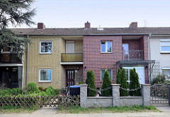 Reihenhaus - unterschiedliche Ausführung von Fassade und Zaun / Grundstücksabgrenzung - Architekturbilder aus Hamburg Stellingen.