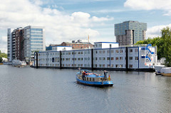 Wohnschiff für Flüchtlinge im Harburger Hafen / Lotsekanal, beim Kanalplatz - eine Barkasse fährt Richtung Verkehrshafen
