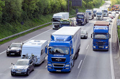 Autobahnauffahrt in Hamburg Stellingen - PKW und LKW fädeln sich in den Verkehr ein.