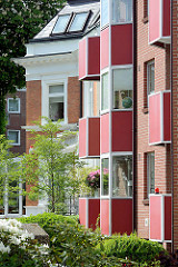 Neubau - Erkerzimmer mit roter Fassadenverkleidung - Seitenstrasse in HH-Hohenfelde / Güntherstrasse..