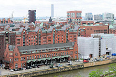 Das Gebäude vom Deutschen Zollmuseum am Zollkanal in der Speicherstadt Hamburgs - im Hintergrund Bürohochhäuser / Wohnhäuser.