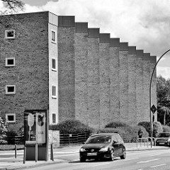 Wohnblock an einer Hauptverkehrsstrasse Hamburgs, Kreuzung Mühlendamm / Lübecker Strasse im Stadtteil Hohenfelde - nach Süden schräg ausgerichtete Hausfassade in gelbem Klinker - Baustil der 1950 er Jahre.
