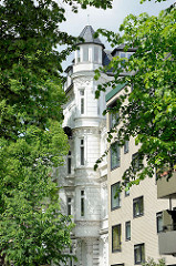 Mehrstöckiges Wohnhaus der Gründerzeit; Erkerturm - Neubertstrasse in Hamburg Hohenfelde.