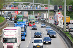 Verkehr auf der Autobahn A 7 in Hamburg Stellingen - LKW, PKW. 5378 Verkehr auf der Autobahn A 7 in Hamburg Stellingen - LKW, PKW.
