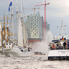 Hafengeburtstag der Hansestadt Hamburg - Tradtionssegler, Segelschiffe und Fahrgastschiffe mit Touristen vor dem Gebäude der Elbphilharmonie.
