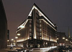 Nachtaufnahme vom Hamburger Chilehaus. Das Chilehaus ist ein expressionistisches Kontorhaus das von 1922 - 1924 im Kontorhausviertel der Hamburger Innenstadt errichtet wurde. Der Architekt war  Fritz Höger; die Spitze des 10 stöckigen Gebäudes so