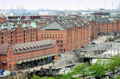 Dächer und kupfergedeckte Giebeltürme der Hamburger Speicherstadt - am Zollkanal das Deutsche Zollmuseum und die Brooksbrücke.