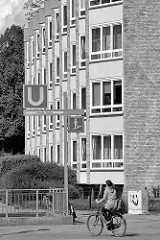 Wohnblock an einer Hauptverkehrsstrasse Hamburgs, Kreuzung Mühlendamm / Lübecker Strasse im Stadtteil Hohenfelde - nach Süden schräg ausgerichtete Hausfassade in gelbem Klinker - Baustil der 1950 er Jahre.