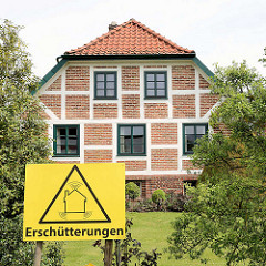 Fachwerkhaus in Jork - Hinweisschild Erschütterungen.