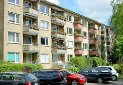 Wohnblock mit gelber Klinkerfassade - Balkons mit Pflanzen; Architektur der 1950er Jahre in Hamburg Hohenfelde, Ifflandstrasse..