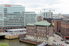 Historische und moderne Architektur im Hamburger Stadtteil Hafencity.