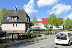 Wohnhaus / Einzelhaus mit Mansarddach - Industriearchitektur, Gewerbearchitektur mit roter Fassade.