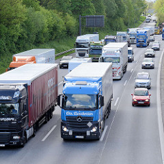 Autobahnauffahrt in Hamburg Stellingen - PKW und LKW fädeln sich in den Verkehr ein.