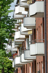 Architektur der Nachkriegsmoderne - Balkons mit abgerundeter, geschwungener Form - Baustil der 1950er Jahre in Hamburg Hohenfelde.
