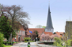 Grosse Seite in Borstel / Jork; Blick zur Borsteler Kirche - St. Nikolai-Kirche, ursprünglich 1412 erbaut.