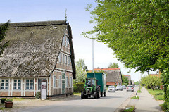 Reetdachhäuser - Fachwerkhäuser mit Reetdach, Trecker mit Anhänger, Westerjork in Jork / Altes Land.