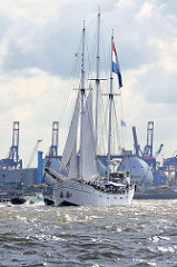 Hafengeburtstag Hamburg - historische Segelschiffe bei der Einlaufparade - Dreimast-Gaffelschoner MINERVA.