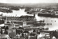 Blick über die Häuser am Baumwall zur Niederbaumbrücke und dem Kaispeicher A am Kaiserhöft.
