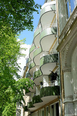 Baustil der 1950er Jahre - geschwungene Balkons, wellenförmiger Architekturtile - Wohnhäuser in Hamburg Hohenfelde.