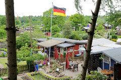 Schrebergarten / Kleingartenidylle mit Deutscher Fahne - Blick von der Bremer Strasse in HH-Eissendorf.