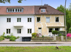 Alt + Neu - restaurierte, frisch gestrichene Hausfassade - Renovierung in Vorbereitung, Risse sind verspachtelt - einstöckiger Wohnblock in Hamburg Eissendorf.